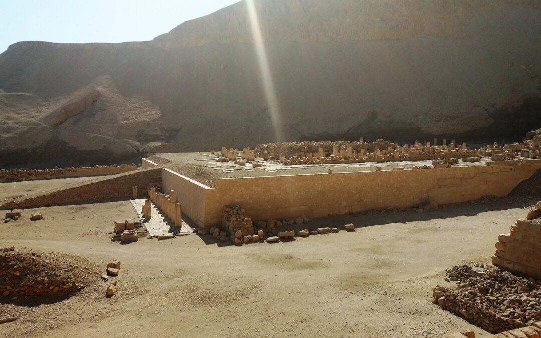 19 maart 2024 | De gedecoreerde muurfragmenten uit de tempel van Mentoehotep II in Deir el-Bahari